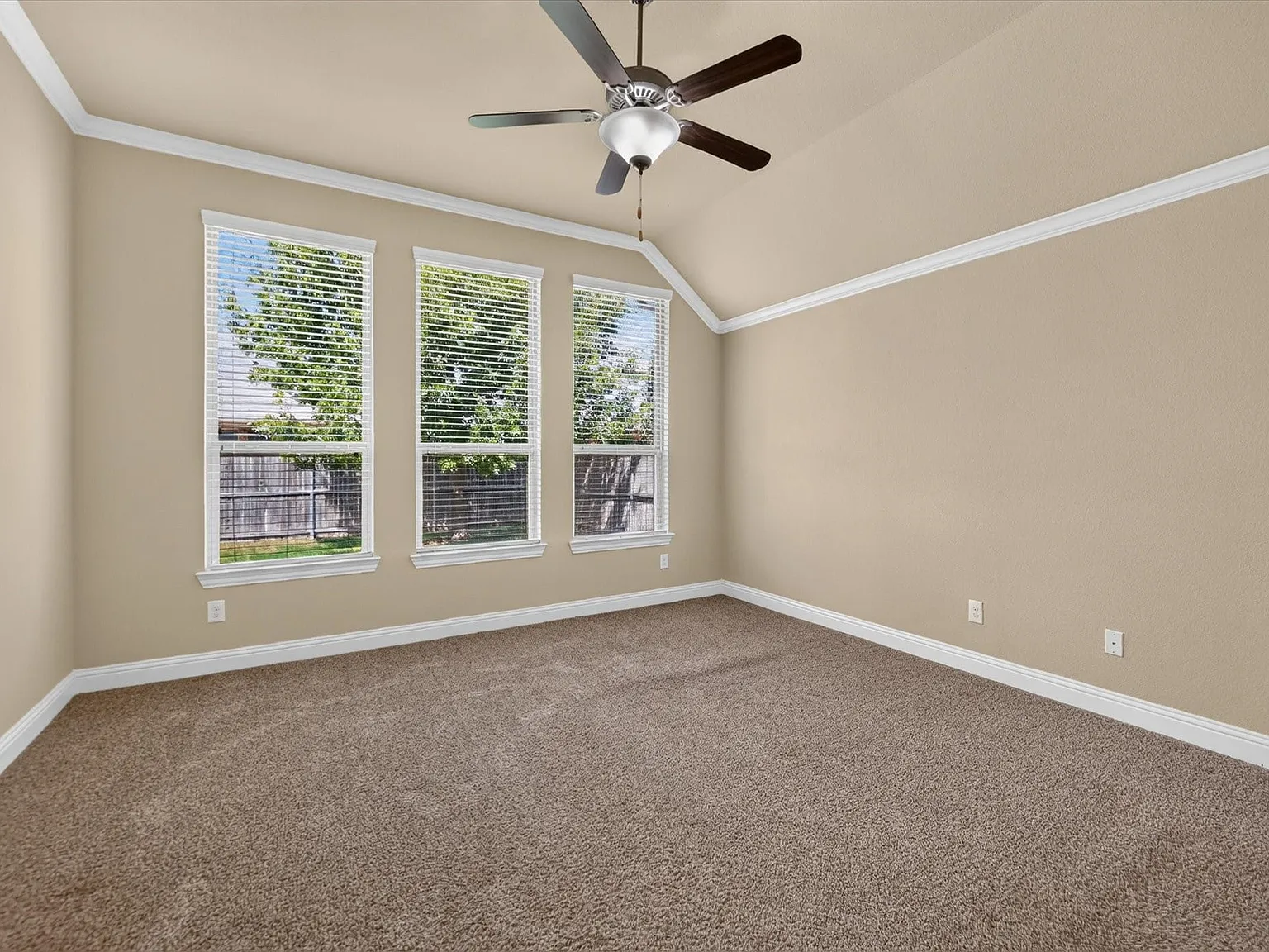 4 bed, 2.5 bath, 2256 sqft, $3,000 — Photo 4