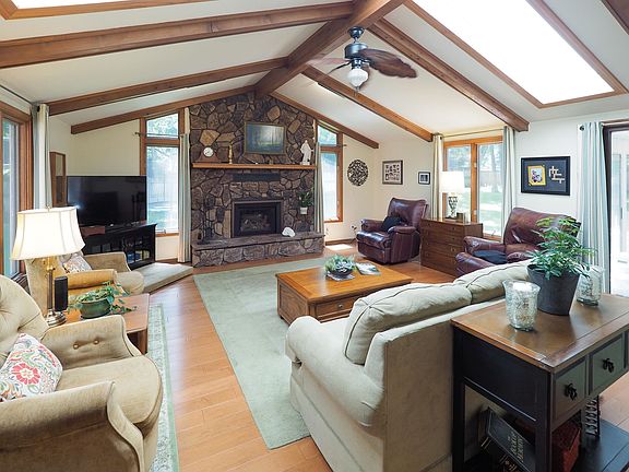 4th image of 136 Point O Woods Dr