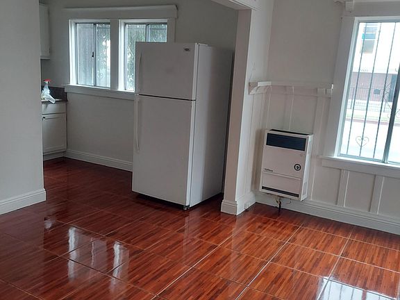 3rd image of 725 W 60th St APT 04