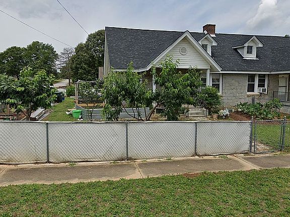 3rd image of 290 Oak St