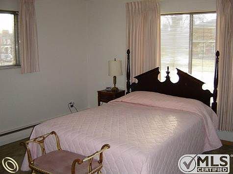 908 Harcourt BR#1.JPG