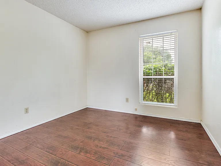 528 Lester St — Photo 13