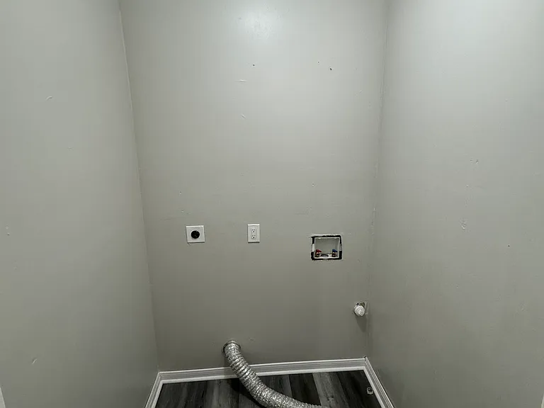 907 Walters Ln — Photo 17
