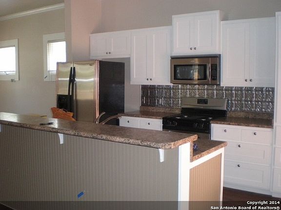 4th image of 425 Devine St