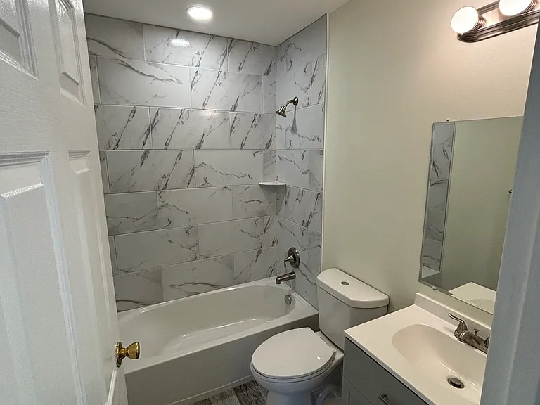 712 W 39th St #101 — Photo 2