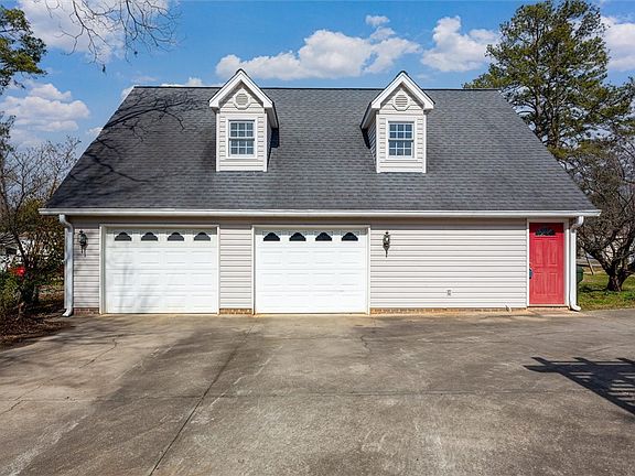 2nd image of 302 W Hampton Ave