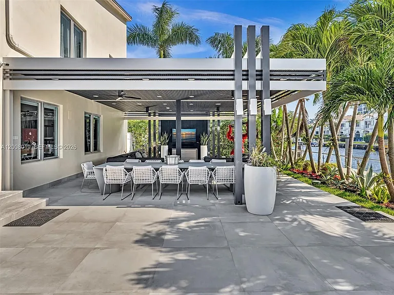 307 Holiday Dr — Photo 8