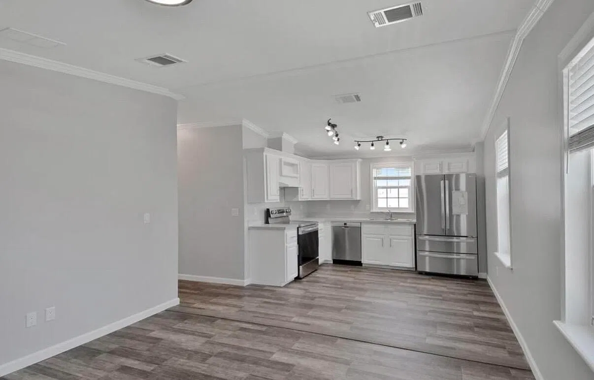 3 bed, 1.0 bath, 1220 sqft, $3,400 — Photo 3