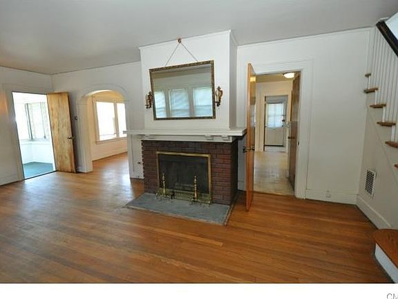 4th image of 379 Ezra St