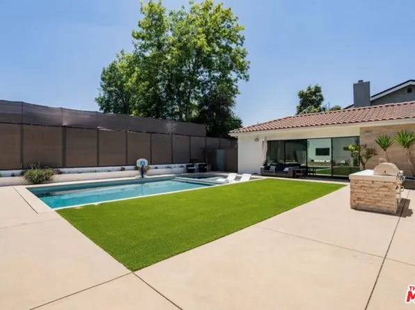 17520 Embassy Dr, Encino, CA 91316