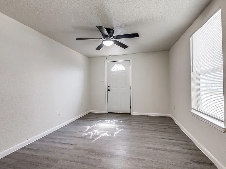 Elmwood Triplex — Photo 6