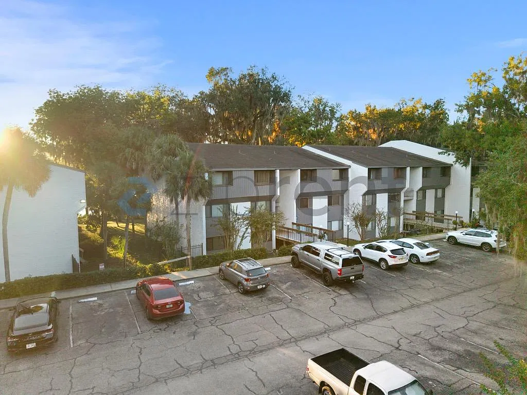 3 bed, 1076 sqft, $1,925 — Photo 2