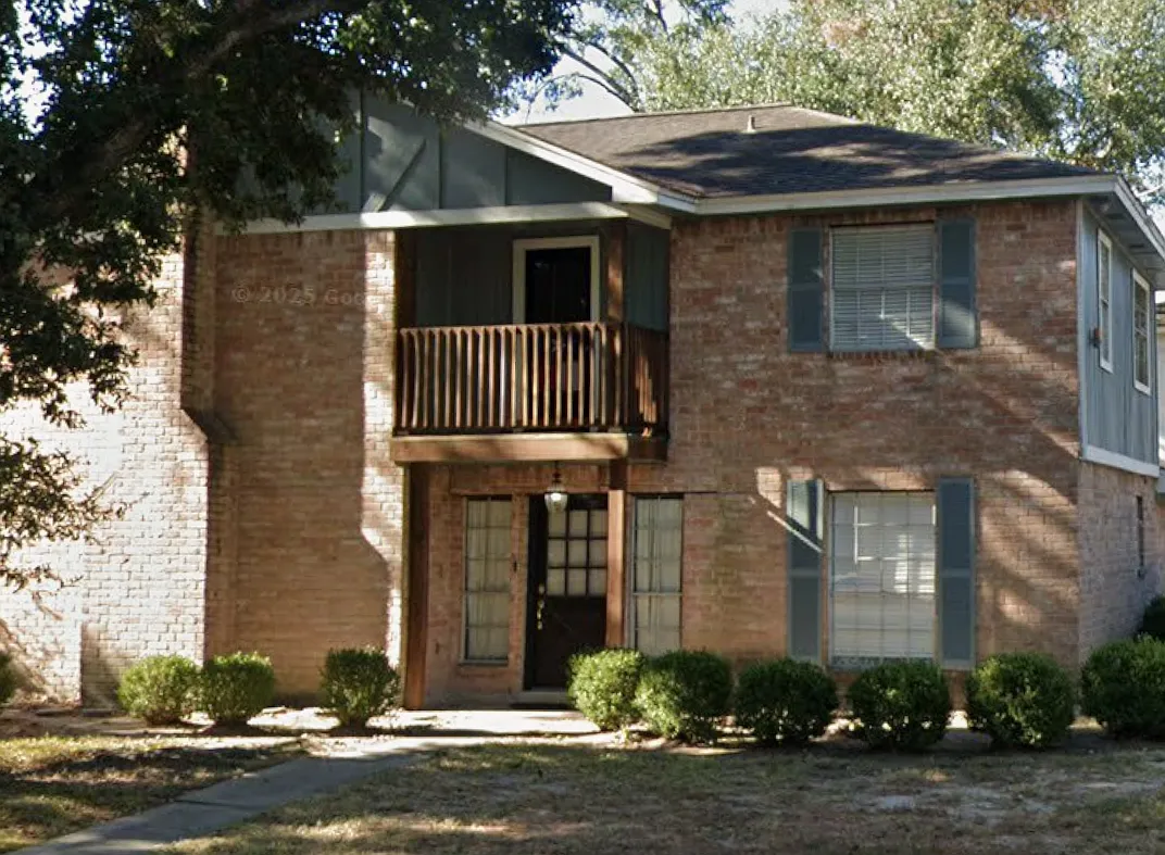 4 bed, 2.5 bath, 2373 sqft, $2,400 — Photo 1