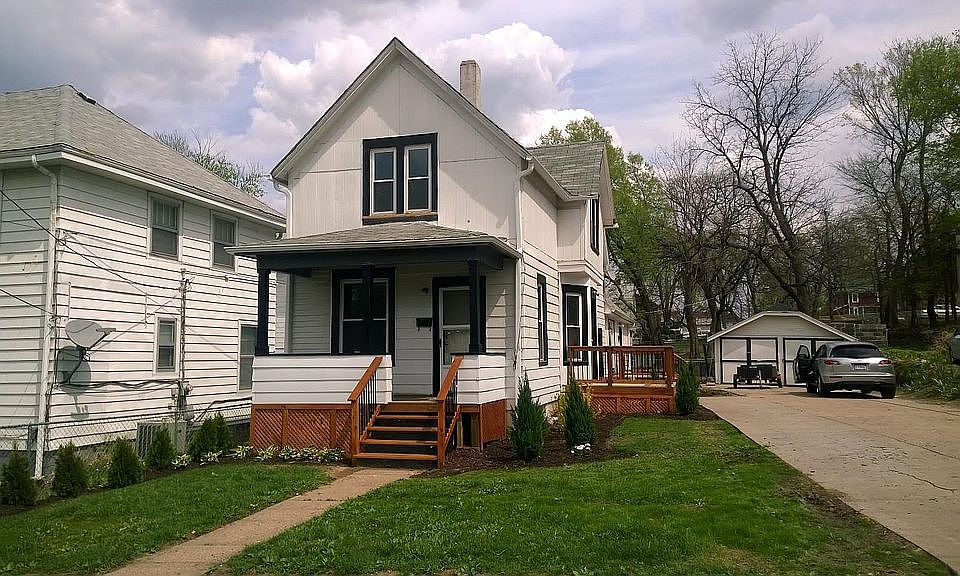 Front of entire house. Unit b is in rear