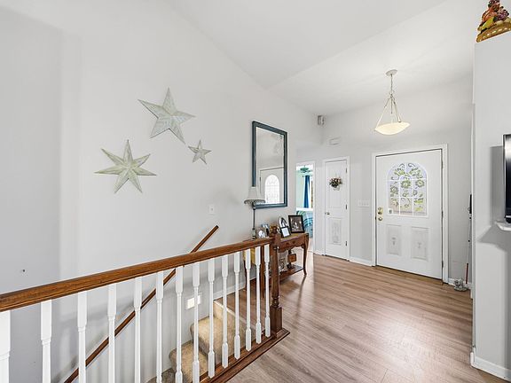 5th image of 906 Essex Park Dr
