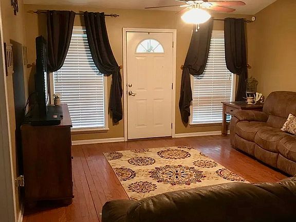 3rd image of 811 Hardwood Way