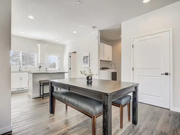 2220 E La Salle St — Photo 20