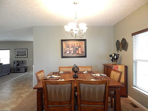 4th image of 39105 Crescent Dr