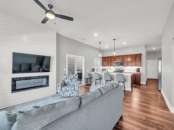 4th image of 415 E Park Pl