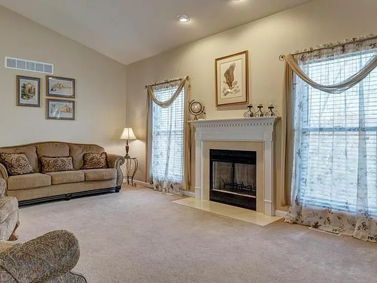 310 Royallsprings Pkwy — Photo 36