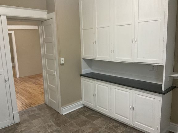 4th image of 1137-1139 University Ave W #2