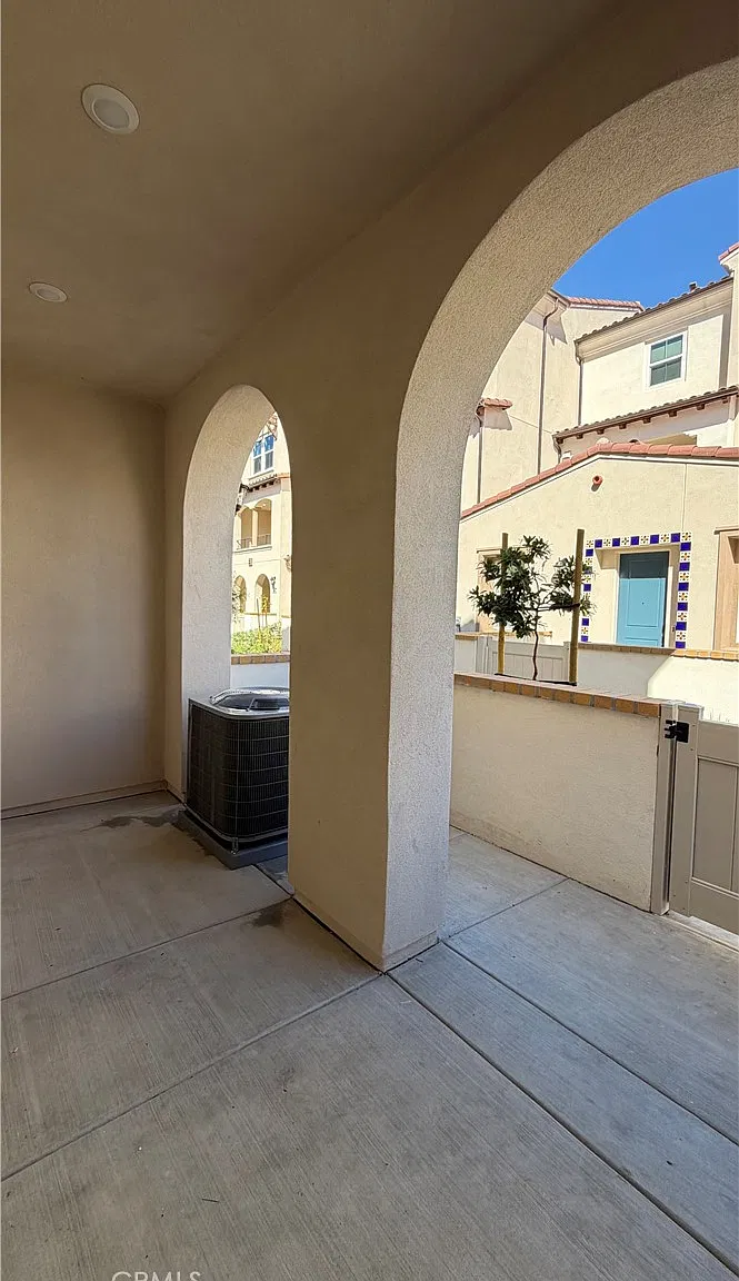 3 bed, 3.5 bath, 1728 sqft, $3,900 — Photo 3