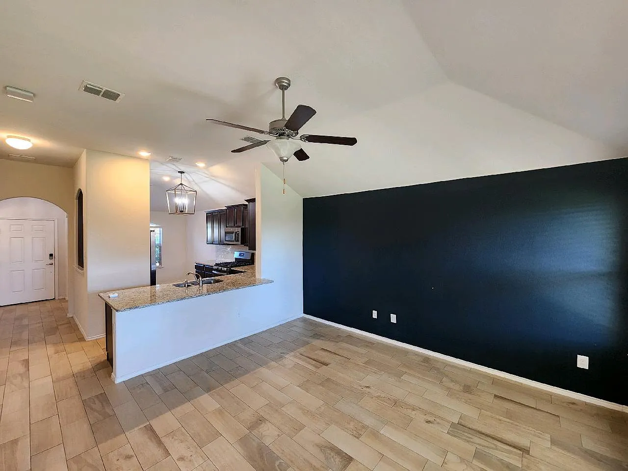 3 bed, 1334 sqft, $2,100 — Photo 1
