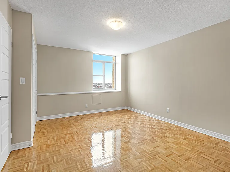 211 Wurtemburg St — Photo 41