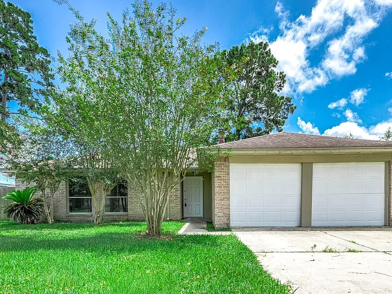 6526 Lynngate Dr — Photo 2