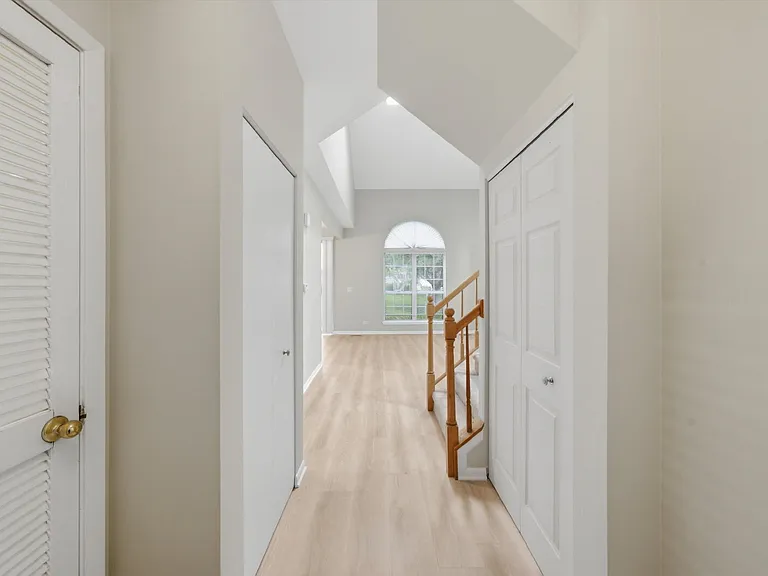 610 Woodhaven Dr — Photo 2