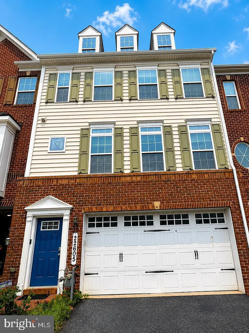 3 bed, 3.5 bath, 2990 sqft, $3,450 — Photo 2