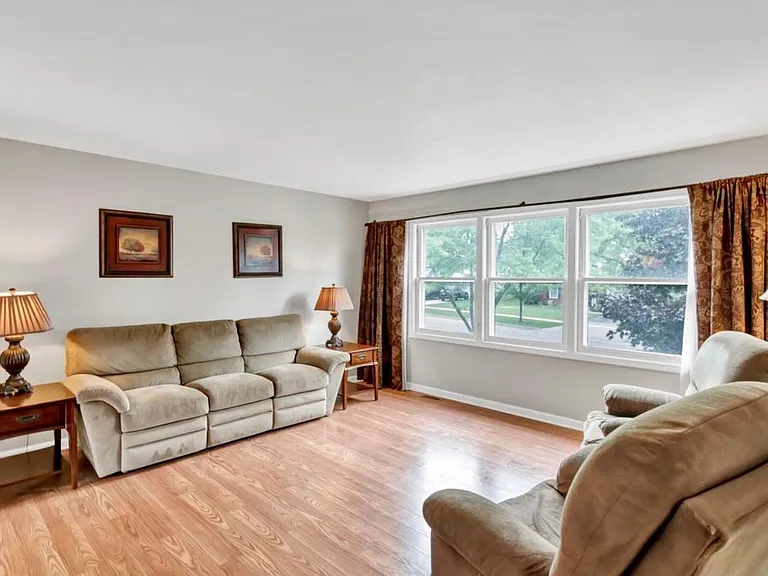 511 N Braintree Dr — Photo 5