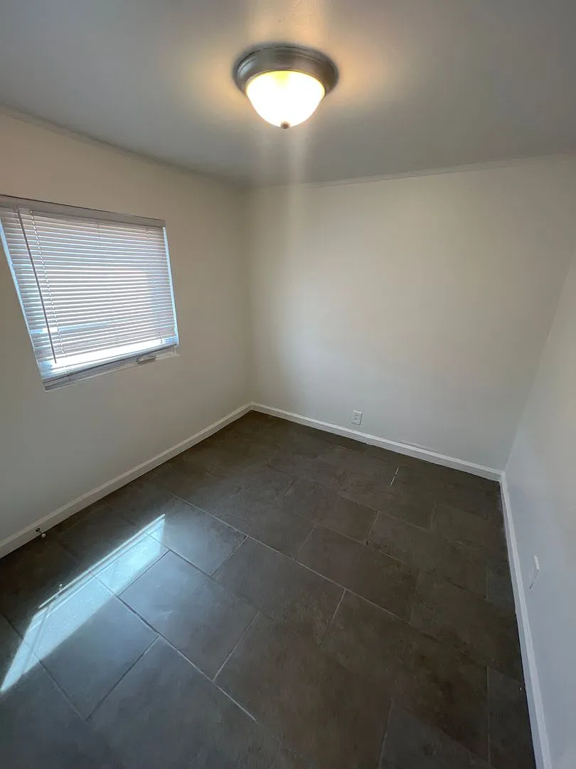 Cute Casita Style Living in historic Albuquerque 1 Bedroom 1 Bath. — Photo 4
