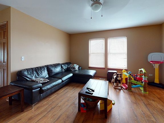 4th image of 660 Lewis St