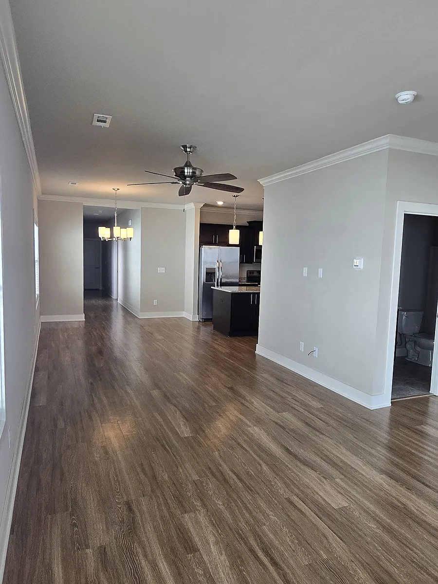 Building Photo - 707 NE Heights Ln