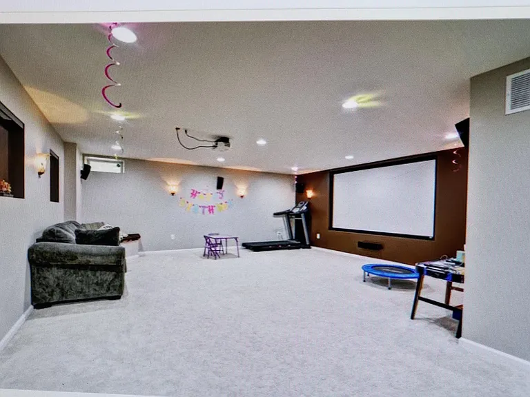 48 Hoover Ave — Photo 2
