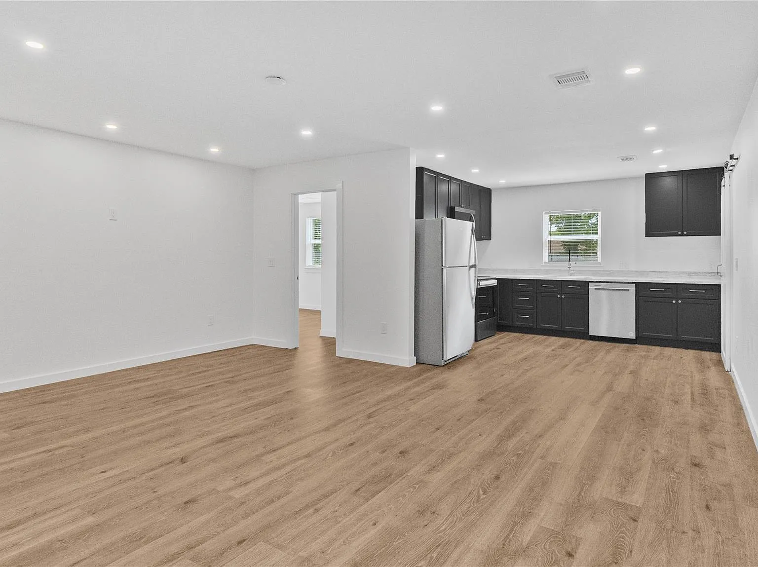 3 bed, 2.0 bath, 1200 sqft, $1,850 — Photo 3