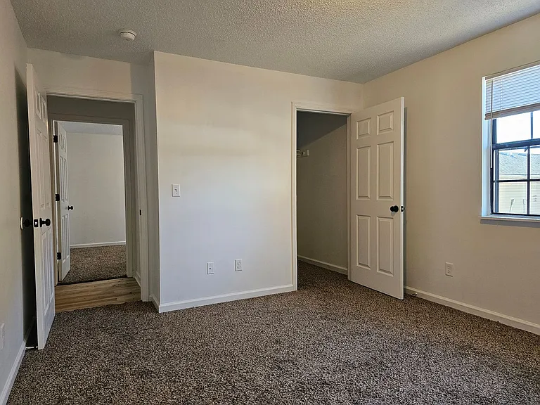 Spacious 4 Bedroom 2 Bath Upstairs unit! — Photo 13