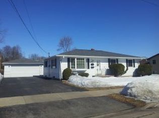 444 Woodlawn Ct, Combined Locks, WI 54113