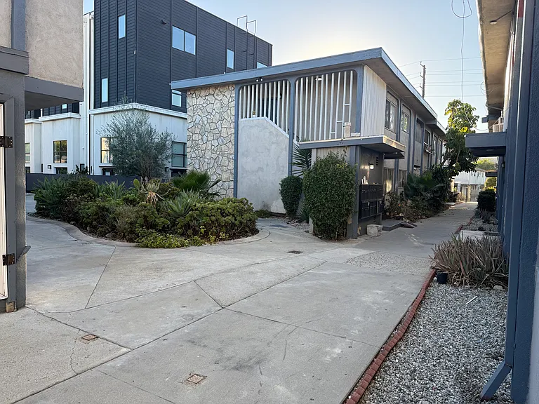 358 Leslie Way #4 — Photo 8