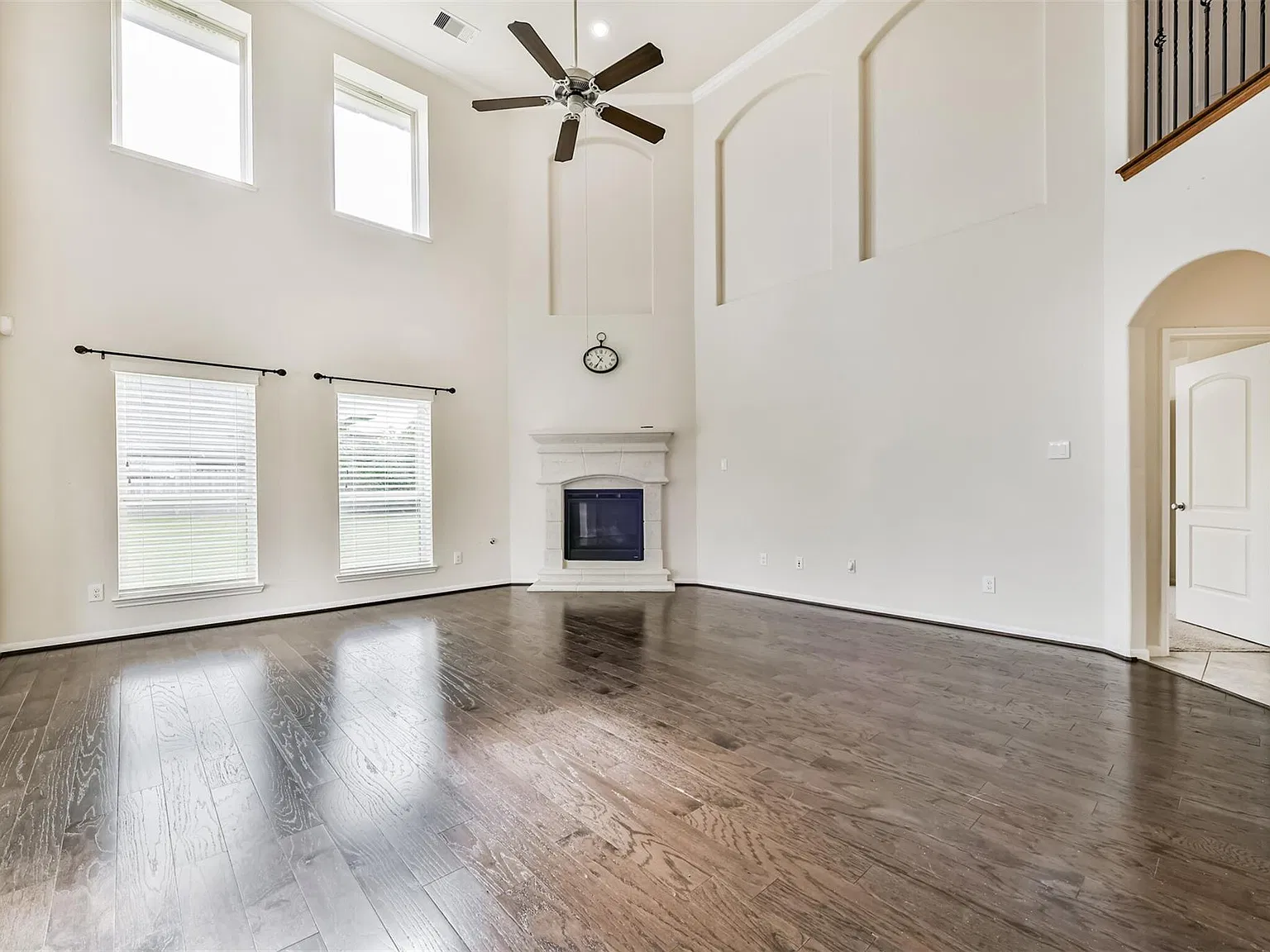 5 bed, 3.5 bath, 4001 sqft, $3,800 — Photo 4