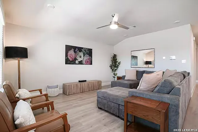 4 bed, 2.0 bath, 1750 sqft, $2,300 — Photo 2