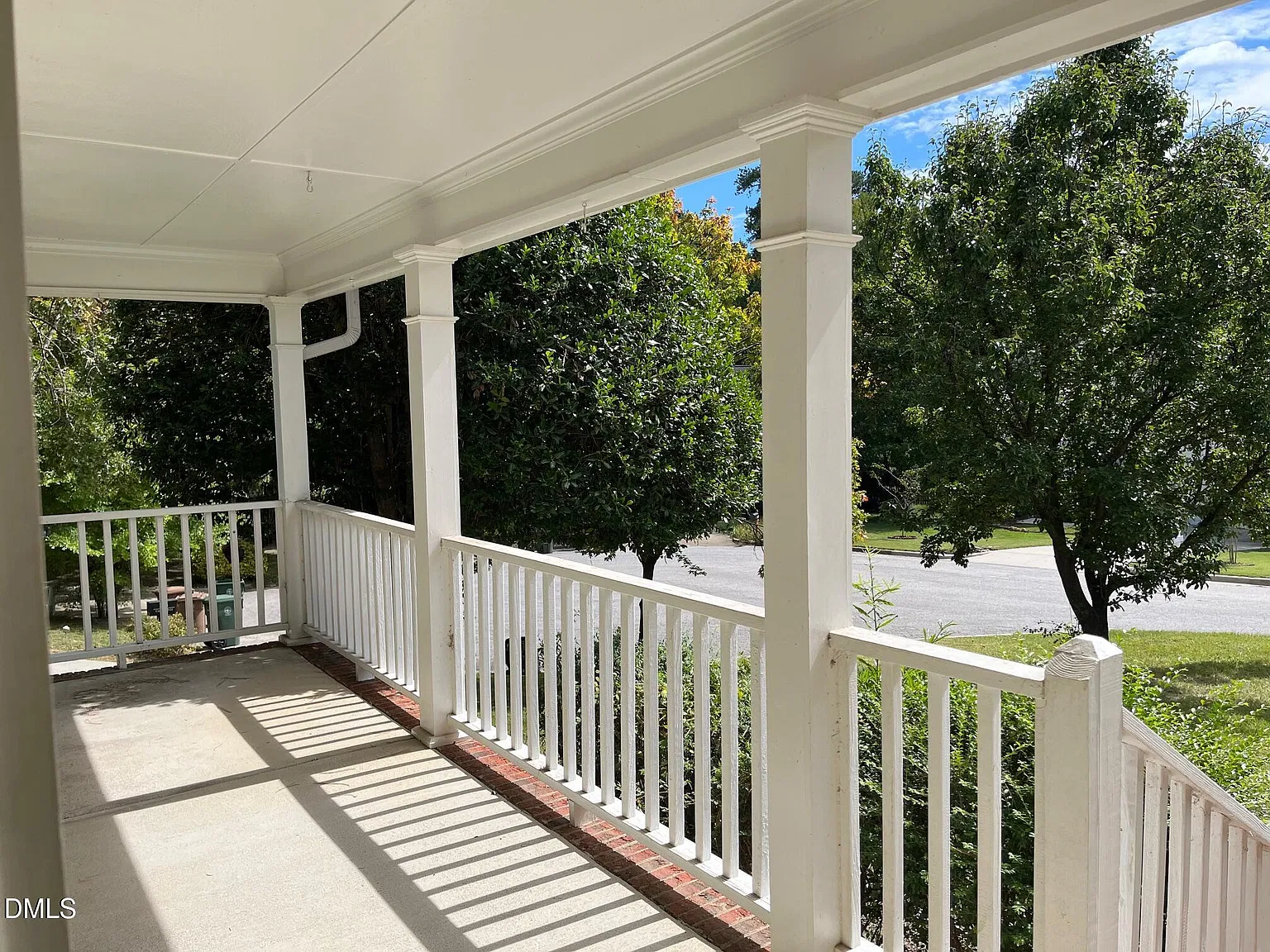 4 bed, 2.5 bath, 2413 sqft, $2,500 — Photo 2