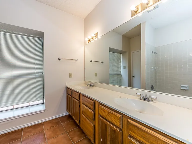2710 Francisco Dr — Photo 12