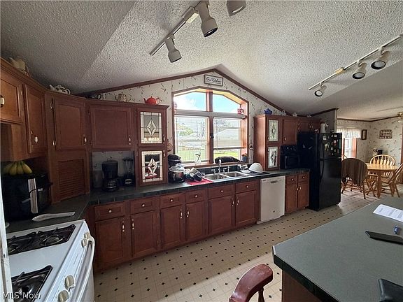 4th image of 310 Poplar St