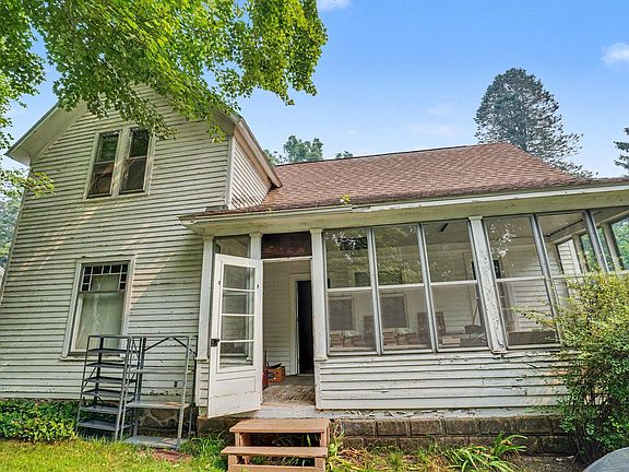 3rd image of 220 Cora St