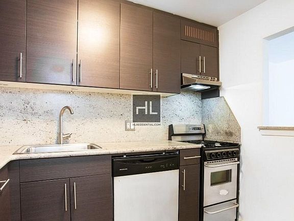 3rd image of 125 E 54th St APT 7C