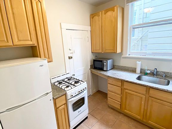 3rd image of 961 Pine St APT 9