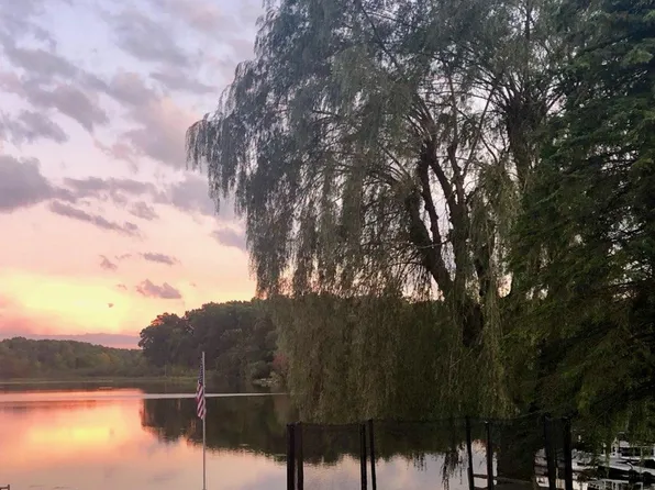 9877 Cobb Ct, Jonesville, MI 49250