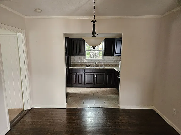 4021 Adrian Dr — Photo 7